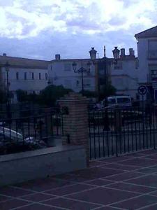 奥尔维拉Hostal Medina的建筑前的黑色栅栏