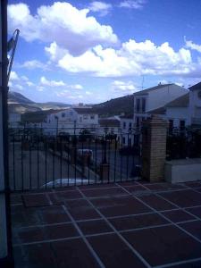 奥尔维拉Hostal Medina的房屋的阳台享有风景。