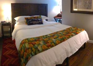 布雷肯里奇Breck Creekside at Wildwood Suites的一间卧室配有一张大床和色彩缤纷的毯子