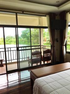 纳泰海滩兰塔拉旅馆的一间卧室设有一张床,享有阳台的景色