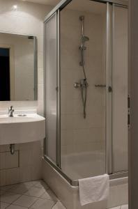 波尔阿尔特约凯塔兰德酒店的带淋浴和盥洗盆的浴室