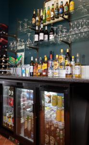 肯图巴拉麦森精品酒店的酒吧里有很多瓶装酒精饮料