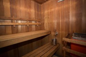 肯图巴拉麦森精品酒店的一间设有木墙和架子的桑拿浴室