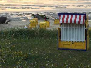 库克斯港Haus Meeresgruß的海滩上的一组黄色游戏结构
