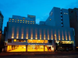 高知新阪急高知皇冠饭店 的城市的一座有灯光的建筑