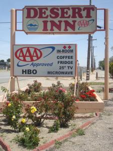 莫哈韦沙漠酒店的带有鲜花的甜点旅馆标志