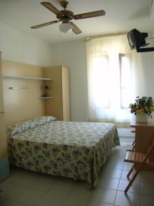 康培斯吉亚迪诺帕尔姆酒店的一间卧室配有一张床和吊扇
