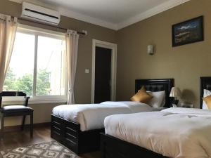 加德满都佛眼酒店的酒店客房设有两张床和窗户。