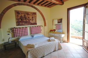 帕拉伊阿Azienda Agricola Le Querce的一间卧室设有一张大床和一个水槽