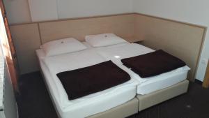 马里博尔Rooms K的一张小床,上面有两个枕头