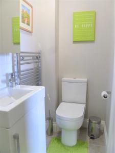 格拉斯顿伯里Chalice Lodge的浴室配有白色卫生间和盥洗盆。