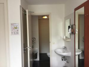 阿姆斯特丹阿姆斯特丹酒店的一间带水槽和卫生间的浴室