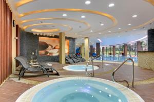 加茨比亚格拉加茨比亚格拉普瑞玛维拉度假村的酒店大堂设有热水浴池和椅子