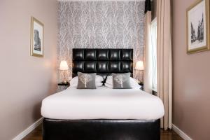 加的夫皇家酒店客房内的一张或多张床位