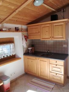 卡瓦莱塞B&B El Molin的一个带木制橱柜和水槽的厨房