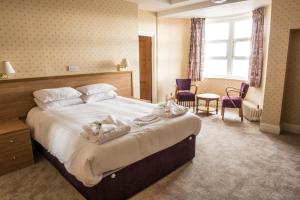 波斯考尔海畔酒店的酒店客房,配有带毛巾的床