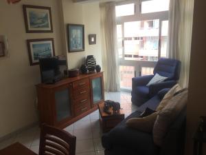 拉克鲁斯Apartamento Puerto de la Cruz的带沙发和电视的客厅