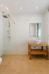 布鲁塞尔利维诺酒店的一间带水槽和玻璃淋浴的浴室