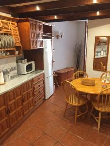 马德拉港Apartamento Mesa del Mar的厨房配有桌子和白色冰箱。