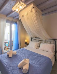 奥诺斯Verano Mykonos Villa的一间卧室配有一张床,上面有两条毛巾