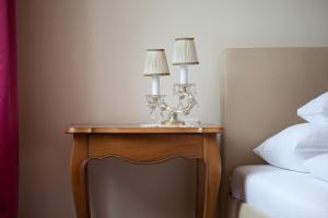 维也纳安塞尔复古客房酒店的一张桌子,床边有两盏灯