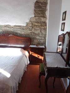 佛罗伦萨佛罗伦萨附近乡村民宿的一间卧室设有一张床和石墙