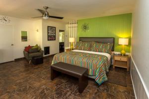 棕榈泉沙漠里维埃拉酒店的一间卧室设有一张床和绿色的墙壁