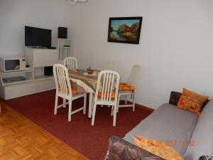 兹曼Apartments Mandolina - Hiša na samem s pogledom na morje的客厅配有桌椅和沙发