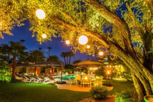 棕榈泉沙漠里维埃拉酒店的夜间带游泳池的度假村