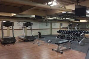 墨西哥城卡普里雷夫玛安琪380公寓式酒店的健身房内有一系列健身器材