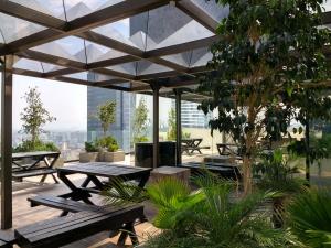 墨西哥城卡普里雷夫玛安琪380公寓式酒店的一个带野餐桌的庭院,享有城市美景