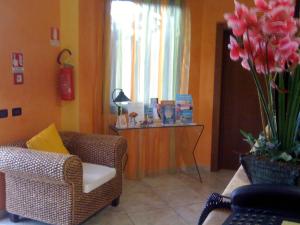 圣维托罗卡波阿尔塔玛里亚酒店的客厅配有沙发和鲜花桌