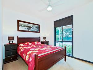 Port WillungaSea Devine - Port Willunga - C21 SouthCoast Holidays的一间卧室设有一张床和一个大窗户