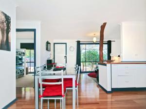 Port WillungaSea Devine - Port Willunga - C21 SouthCoast Holidays的厨房以及带桌椅的起居室。
