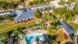 科夫斯港科罗拉湾度假酒店的享有带游泳池的房屋的空中景致