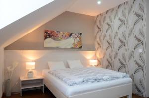 布兰斯科Restaurace Obůrka的卧室配有一张床,墙上挂有绘画作品