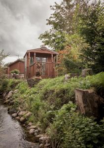 奥赫特拉德Bear Lodge的河边小山上的小房子