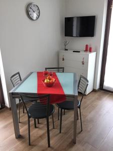 奥斯塔Appartamenti Morena CIR 0043-CIR 0044的餐桌上放着一碗水果