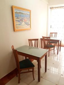 海若克利欧莉娜酒店的一间带2张桌子和椅子的用餐室