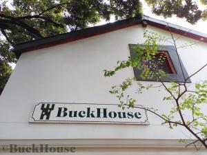 海德堡Buckhouse Elegant Village Apartment的建筑物一侧砖房的标志