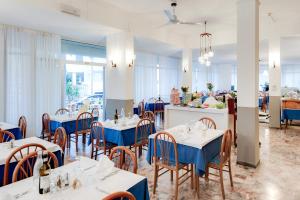 格拉多伊尔韦缇亚酒店的一间设有蓝色桌椅和柜台的餐厅