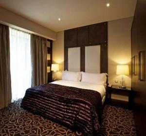 拉各斯韦特贝克酒店的一间位于酒店客房内的带大床的卧室