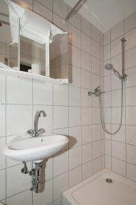 ModautalLandhotel Alte Mühle的白色的浴室设有水槽和淋浴。