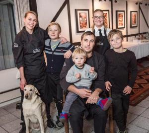 瑞伊林恩达尔宾馆及餐厅的和狗一起拍照的家庭