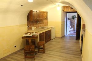 蒂沃利吉亚达旅馆的厨房配有水槽和桌椅