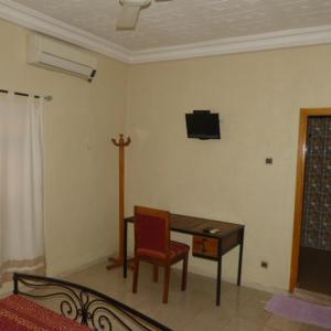 巴马科马里威尼斯酒店的客房设有书桌、椅子和电视。