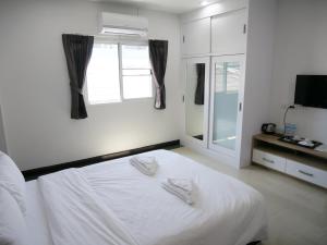 曼谷Room58的卧室配有白色的床和窗户。