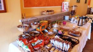 多索博诺埃杜瓦尔迪农庄酒店的填满食物和食物篮子的桌子