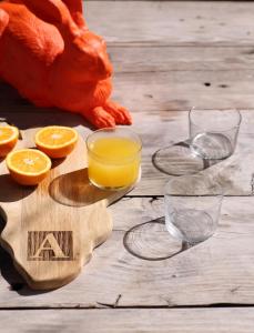 开普敦住宿度假屋的一张木桌,上面放着橙汁杯
