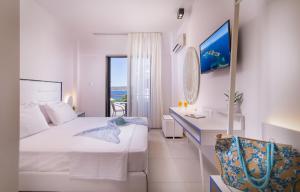 阿莫利亚尼岛黎明酒店的一间卧室设有一张床和一张书桌,享有海景